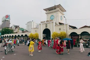 Young Generation Revives Traditional Ao Dai for Lunar New Year - image 8