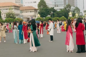 Young Generation Revives Traditional Ao Dai for Lunar New Year - image 7