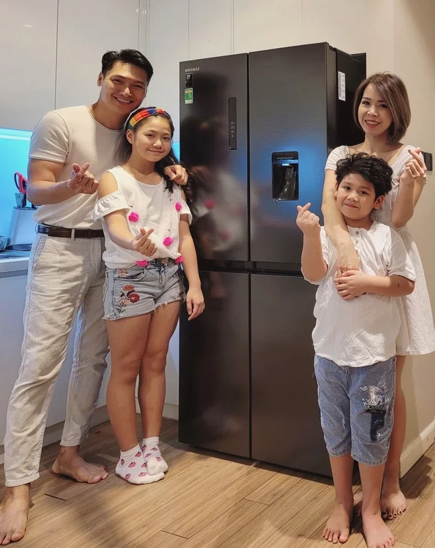 Actor Manh Truong's Daughter Stuns Fans with Her Remarkable Height and Beauty