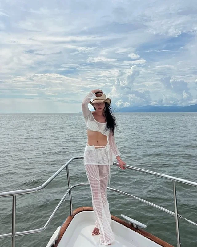 Isabella, Daughter of Singer Thanh Ha, Showcases Stunning Fitness and Summer Bikini Style