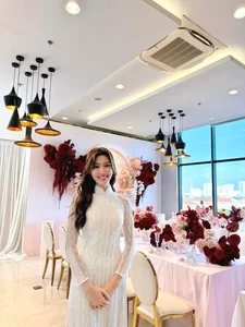 Stunning Vbiz Bridesmaid Steals the Spotlight Barefoot - image 6