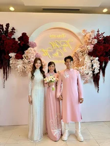 Stunning Vbiz Bridesmaid Steals the Spotlight Barefoot - image 1