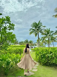 Stunning Vbiz Bridesmaid Steals the Spotlight Barefoot - image 0