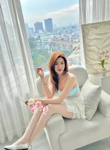 Stunning Vbiz Bridesmaid Steals the Spotlight Barefoot - image 8