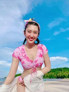 Stunning Vbiz Bridesmaid Steals the Spotlight Barefoot - image 9