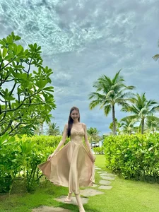 Stunning Vbiz Bridesmaid Steals the Spotlight Barefoot - image 11