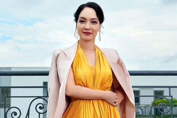 Timeless Beauty of Hanoi’s Youngest People’s Artist and Her 30-Year Love Story