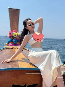 Actress Kim Oanh Flaunts Stunning Bikini Body on Romantic Honeymoon - image 4