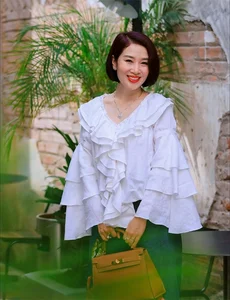 Hoa Khoi Thu Huong's Timeless Beauty and Success at 45 - image 4