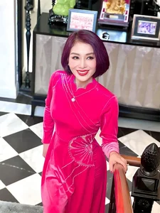 Hoa Khoi Thu Huong's Timeless Beauty and Success at 45 - image 2