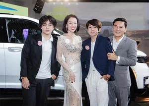 Hoa Khoi Thu Huong's Timeless Beauty and Success at 45 - image 0