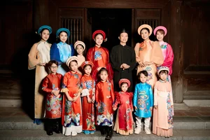 Maternity Elegance: Phuong Oanh Graces the Runway in Ao Dai at 5 Months Pregnant - image 7