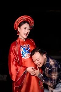 Maternity Elegance: Phuong Oanh Graces the Runway in Ao Dai at 5 Months Pregnant - image 5