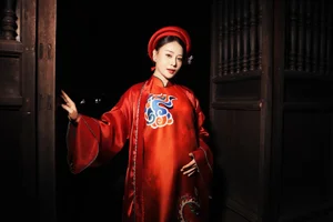 Maternity Elegance: Phuong Oanh Graces the Runway in Ao Dai at 5 Months Pregnant - image 2