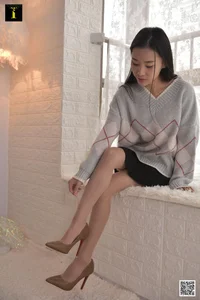 IESS Petite Yezi Sweater Collection: Cozy Elegance and Artistic Leg Modeling - image 5
