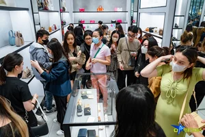 Black Friday Frenzy: Crowds Gather to Snag Major Designer Deals - image 5
