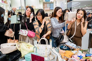 Black Friday Frenzy: Crowds Gather to Snag Major Designer Deals - image 6