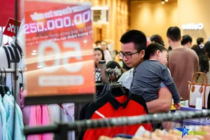 Black Friday Frenzy: Crowds Gather to Snag Major Designer Deals - image 4