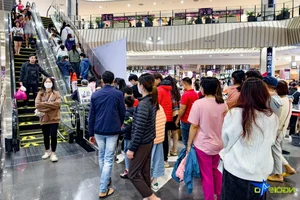 Black Friday Frenzy: Crowds Gather to Snag Major Designer Deals - image 1