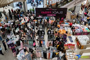 Black Friday Frenzy: Crowds Gather to Snag Major Designer Deals - image 11