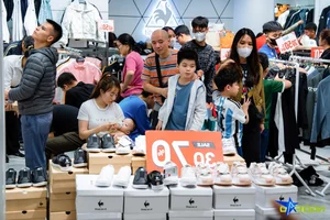 Black Friday Frenzy: Crowds Gather to Snag Major Designer Deals - image 10
