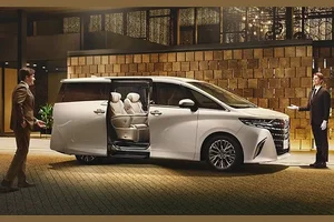 Toyota Unveils Affordable Alphard Plug-In Hybrid Luxury Minivan - image 12