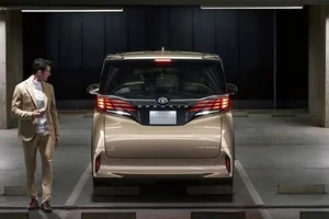 Toyota Unveils Affordable Alphard Plug-In Hybrid Luxury Minivan - image 2