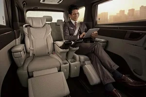 Toyota Unveils Affordable Alphard Plug-In Hybrid Luxury Minivan - image 3