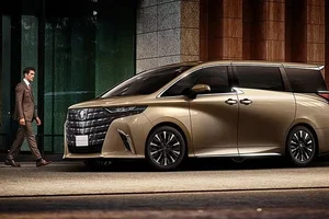 Toyota Unveils Affordable Alphard Plug-In Hybrid Luxury Minivan - image 10