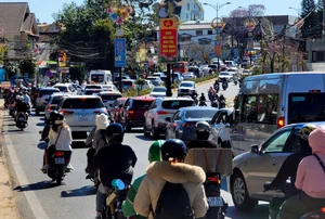 Massive Tourist Exodus from Da Lat After Successful Lunar New Year Holiday - image 8