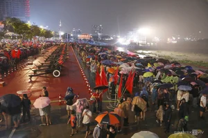 Crowds Brave the Rain for 30/4 Fireworks Display - image 7