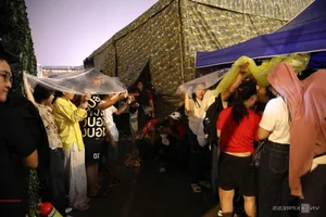 Crowds Brave the Rain for 30/4 Fireworks Display - image 0