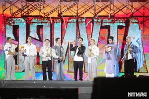 Emotional Moment: Tu Long Kneels to Thank the Audience at 'Anh Trai Vuot Ngan Chong Gai' Concert - image 2