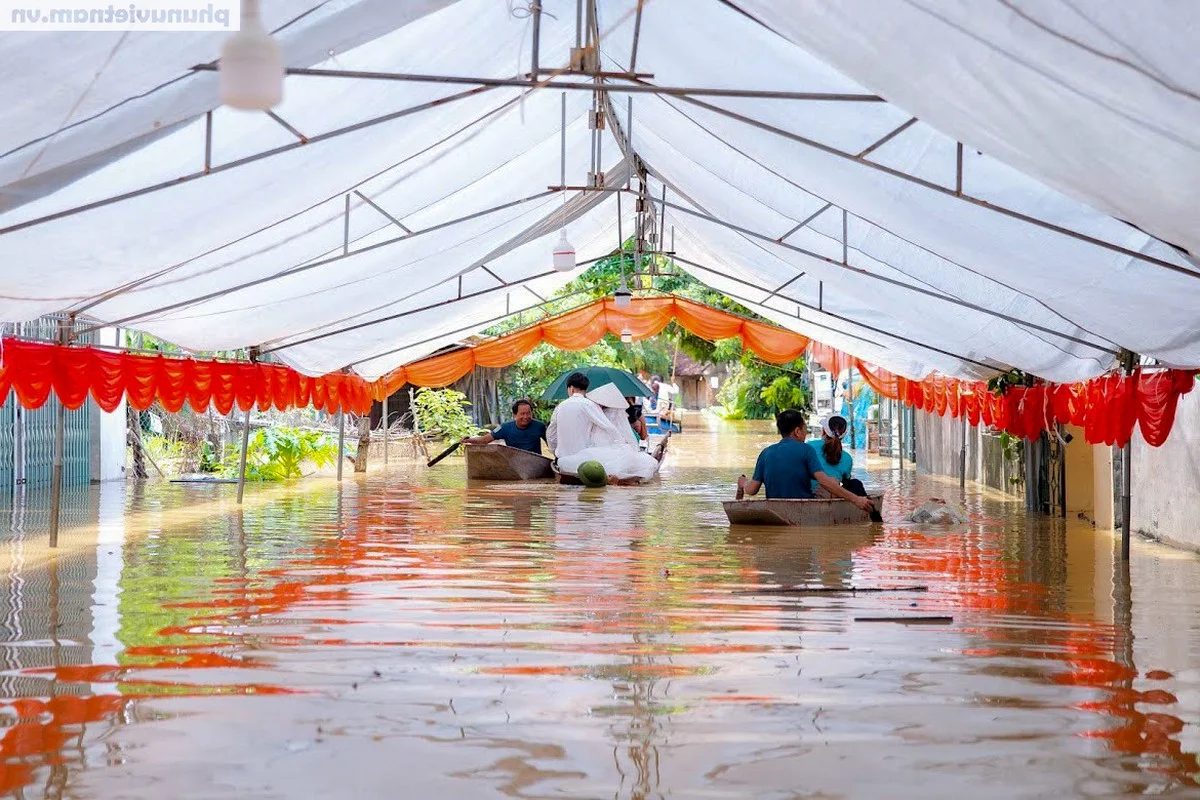 Unique Flood Wedding in Chuong My: Couple Uses Makeshift Rafts for Ceremony