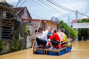 Unique Flood Wedding in Chuong My: Couple Uses Makeshift Rafts for Ceremony - image 3