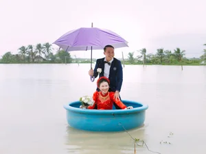Unique Flood Wedding in Chuong My: Couple Uses Makeshift Rafts for Ceremony - image 5