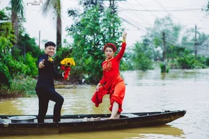 Unique Flood Wedding in Chuong My: Couple Uses Makeshift Rafts for Ceremony - image 9