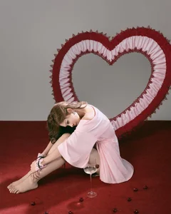 Elegant Sleepwear Trends: How Tiktoker Ngân Hà Redefines the Goddess of Love Aesthetic - image 2