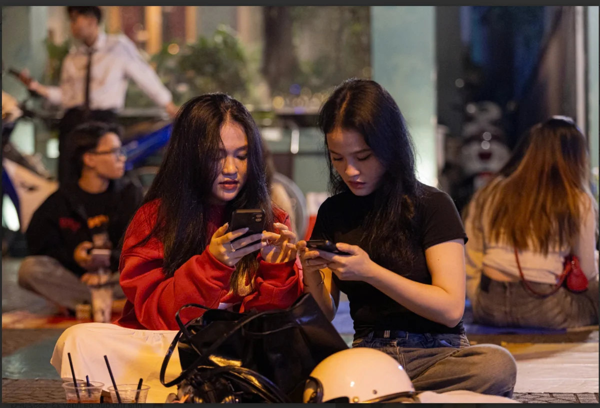 Saigon Nightlife: Notre-Dame Cathedral Crowded Until Midnight