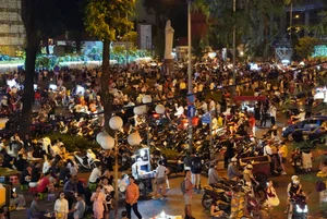 Saigon Nightlife: Notre-Dame Cathedral Crowded Until Midnight - image 7