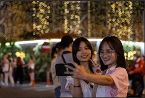 Saigon Nightlife: Notre-Dame Cathedral Crowded Until Midnight - image 2