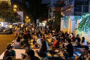 Saigon Nightlife: Notre-Dame Cathedral Crowded Until Midnight - image 1