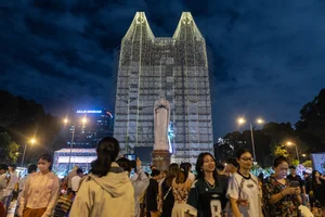 Saigon Nightlife: Notre-Dame Cathedral Crowded Until Midnight - image 6