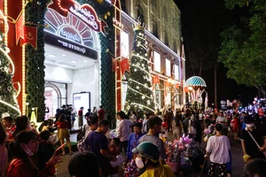 Saigon Nightlife: Notre-Dame Cathedral Crowded Until Midnight - image 5