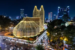 Saigon Nightlife: Notre-Dame Cathedral Crowded Until Midnight - image 4