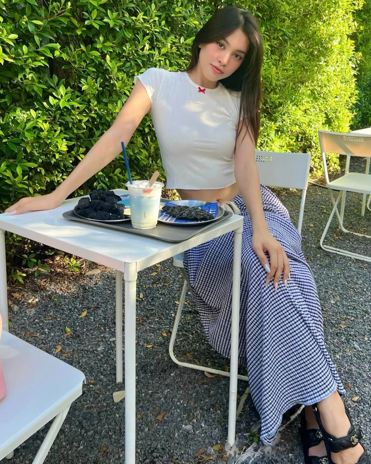 Tieu Vy Everyday Street Style: Chic Outfits Highlighting Her Tiny Waist
