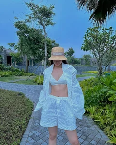 Tieu Vy Everyday Street Style: Chic Outfits Highlighting Her Tiny Waist - image 10