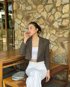 Tieu Vy Everyday Street Style: Chic Outfits Highlighting Her Tiny Waist - image 1