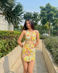 Tieu Vy Everyday Street Style: Chic Outfits Highlighting Her Tiny Waist - image 6