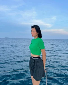 Tieu Vy Everyday Street Style: Chic Outfits Highlighting Her Tiny Waist - image 3